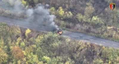 Ua pov Russian T-80 flees while on fire in Bakhmut area. Crew appears to evacuate and the tank burns down