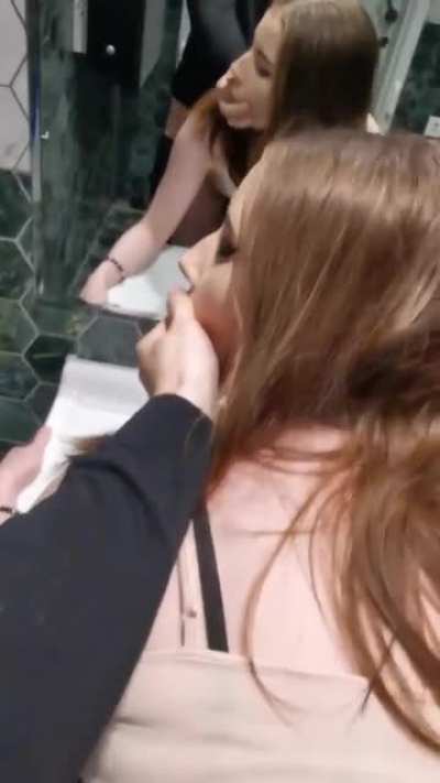 (OC) When you randomly stumble upon a friend at the local mall😳💞 [GIF]