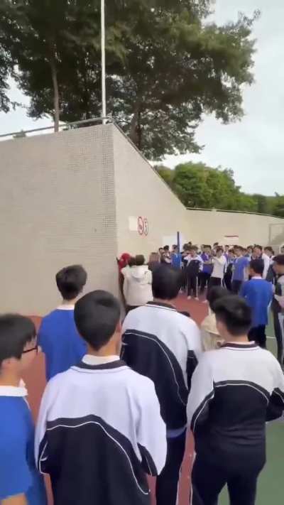 近日，深圳<wbr>科学高中校<wbr>运会期间，<wbr>学生因 cos 被年级主任<wbr>打骂。（2<wbr>-2）
