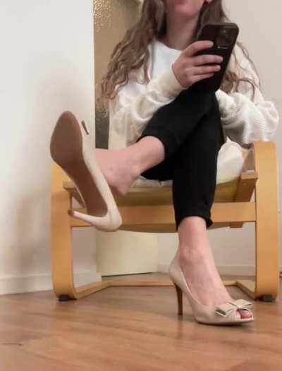 POV: we’re in the waiting room and I catch you staring at my feet..now what?😉