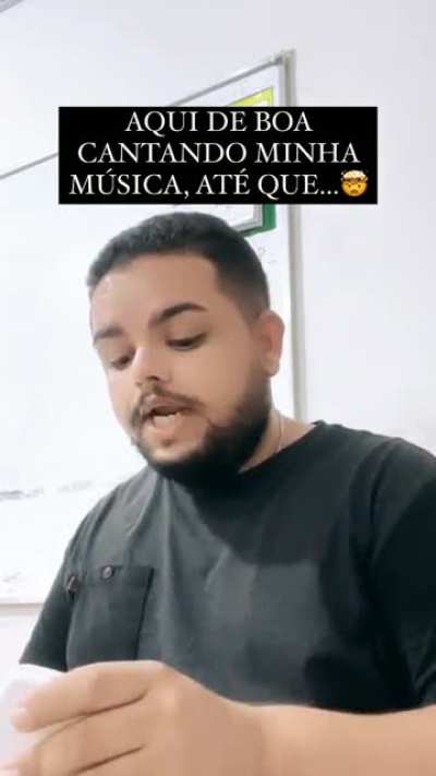 cabeça de cachorro com asa de dragão