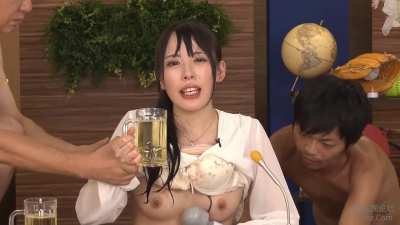 The reporter's getting thirsty, hurry up and pour a drink for her! (JAV)
