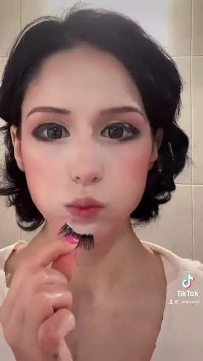 Beofre anyone writes, YES I don’t/can’t exactly look like her 😆