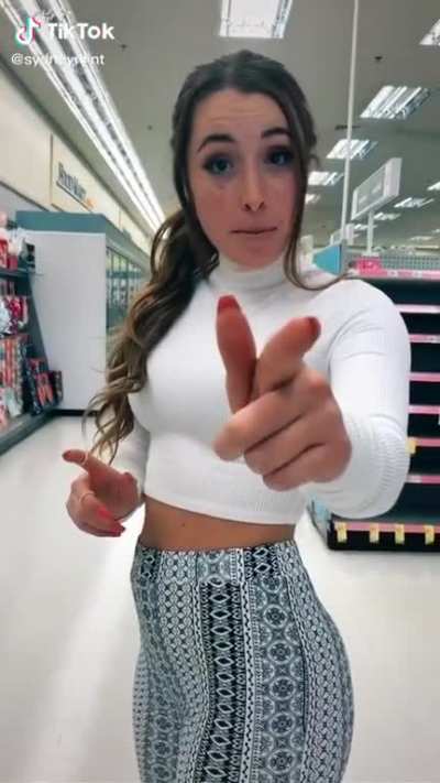 She knows exactly what she’s doing 🤤🤤🤤
