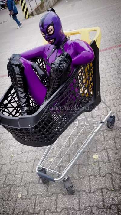 Latex photoshoot in public 💜