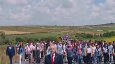 Atatürk, halkını ve askeri birliklerini bir arada tutarak, birliğin gücünü kullanarak ülkeyi işgalcilerden kurtardı. Birlik olunca yapılamayacak, kazanılamayacak mücadele yoktur.