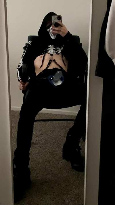Your emo boyfriend wants to play rough with you 😈💀