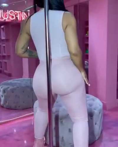 Unbelievably thicc 🍑