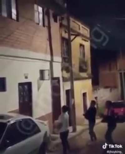 Busca tu distinguida dama y dedicale este temardo