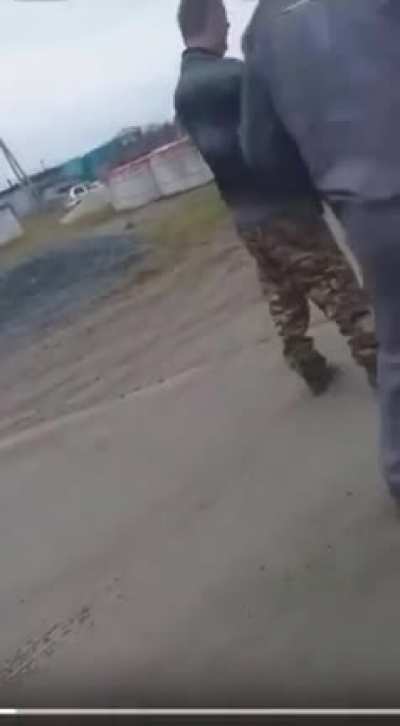 Участники рядовой аварии в ХМАО начали выяснять отношения. У одного из водителей оказалось с собой охотничье ружье. - Давай, стреляй, нах.. - Пуф!