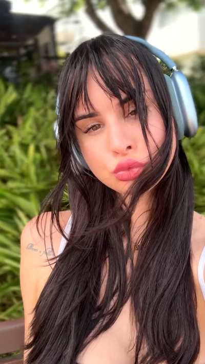 I don’t blend — I ground the moment 🖤⚡