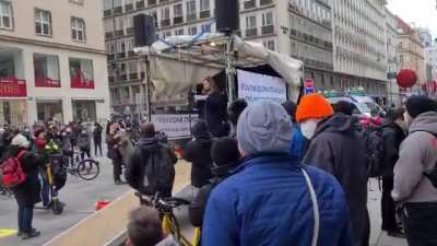 Stefanie Sargnagels Rede bei der Demo am Stephansplatz zum Nazi-Hippie-Problem