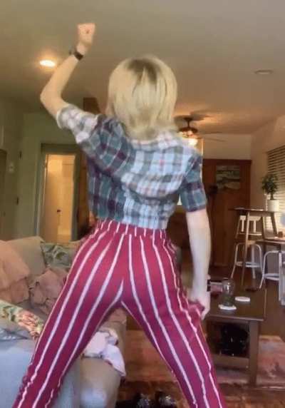 TikTok Twerk 1 04.21.2020