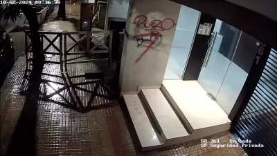 La Plata: Delincuente se robó el sensor de la puerta y cagó en la entrada del edificio
