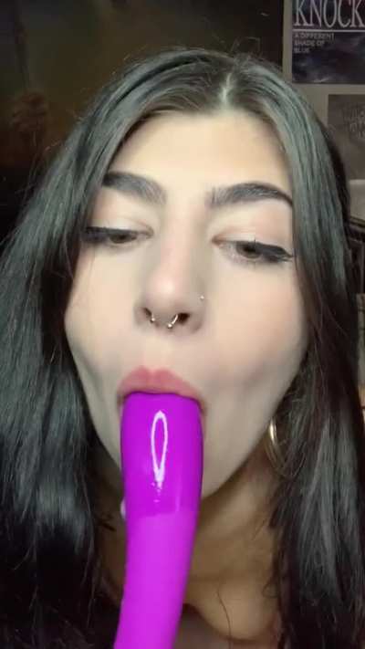 I wish this was your cock instead 🤤