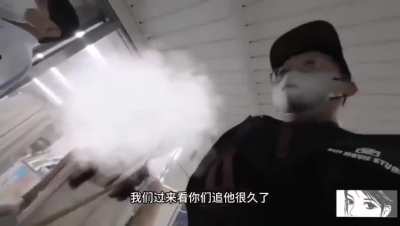 Chinese girls stand up to subway pervert in Japan, other Chinese/tourists and Japanese students help them report him to the police 