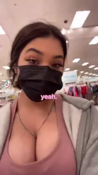 The necklace 👀