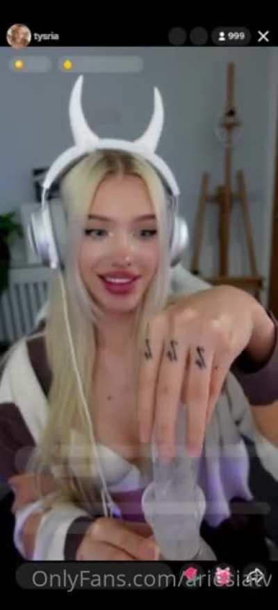 E-Girl Streamer Jerks Off Her Chat