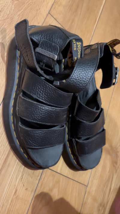 Fapping on wife’s DM sandles 😈