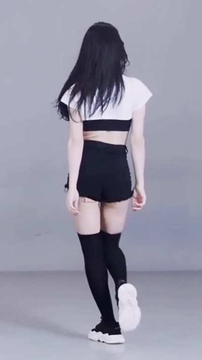 Chaeryeong blue or black? 