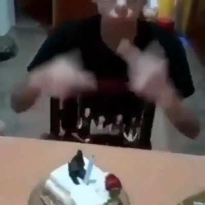 Gracias a todos por felicitarme cuando me cree la cuenta nunca pensé que hiba a conocer personas y a vivir experiencias tan divertidas, tristes y raras y ojalá maau no se olvide de este grandioso subreddit
