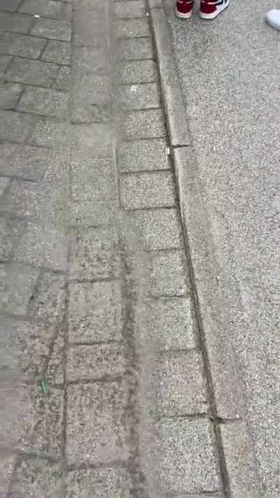 Junge hat große fresse und bekommt ein Ding