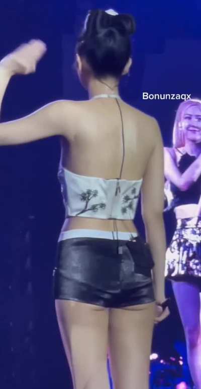 Jennie ass is giving me hard times<wbr>!!🤤🤤 (DM open)
