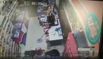 Thief knocked out with beer bottles
