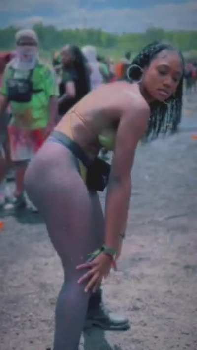 Looking good at Lions Pride Jouvert 😍(@official.deefinewhine)