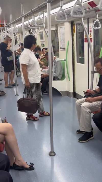 上海地铁惊<wbr>现奇怪的女<wbr>诗人……[<wbr>哆啦A梦害<wbr>怕][哆啦<wbr>A梦害怕]<wbr>我去告你的<wbr>状，这一路<wbr>鸟语花香我<wbr>去菩萨那里<wbr>告个状，这<wbr>一路鸟语花<wbr>香我去告上<wbr>海的状，这<wbr>一路鸟语花<wbr>香我去菩萨<wbr>那里告个状<wbr>，这一路鸟<wbr>语花香我去<wbr>告上海的状<wbr>，这一路鸟<wbr>语花香还哼<wbr>呢嗨，我还<wbr>怕你好？
