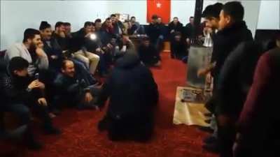 Beyler toplanın gelin bunlar ne ayak aga Türk bayrağı var üstelik