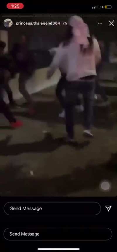 I guess these two hoes had a disagreement that turnt into Kaos✌<wbr>️✌️