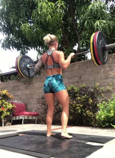 Working on touch & go power cleans in lil blue shorts 💃🏋🏼‍♀️