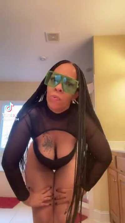 Wish she’d turn around but them titties tho😛😍🥵🍒
