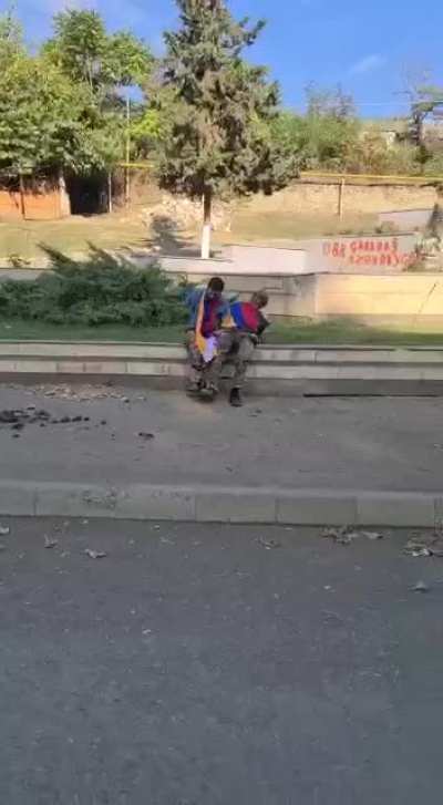 Montaj deniyor umarım öyledir. Azerbaycan halklı olduğu durumda haksız duruma düşer bu durum buysa. Ayrıca teslim olan askeri vurmak büyük bir stratejik hatadır, öldürüleceğini bilen asker teslim olmaz ölene dek savaşır.