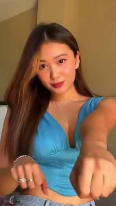 Grace Khoo - Busty youtube girl from Singapore @graceglazee