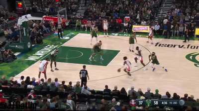 [Highlight] Jalen Green completely loses Jrue and hits the stepback 3 to give him 18 before the half!