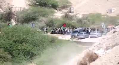 Jordanians are literally reaching the borders of Pal**tine to support their brothers there .