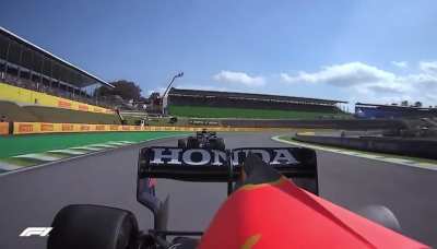 (High Quality) Broadcast angle of Hamilton's dummy, switchback, overtake, and defense of Verstappen