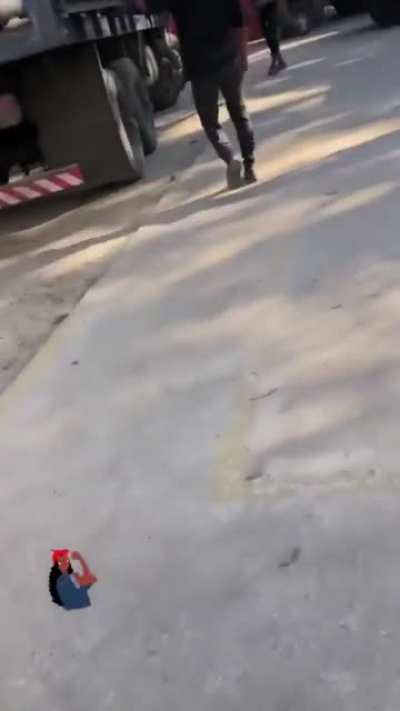 How this dude slots the gas cylinders