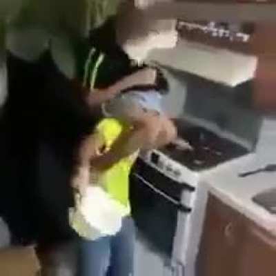 Rato na cabeça do humano