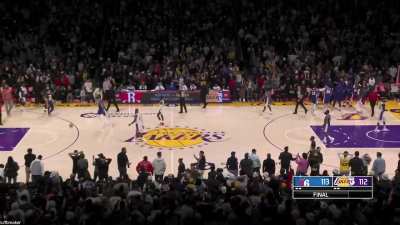 [Highlight] The Lakers do not call a time out at the end of the game and Westbrook loses the ball as the 76ers run away with victory
