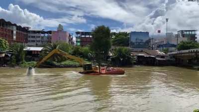 Row row row ... with my excavator (Chanthaburi)