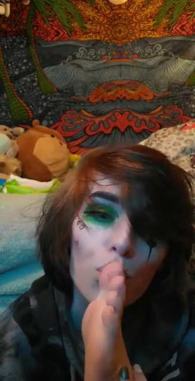 Making myself wet sucking on my toes <3