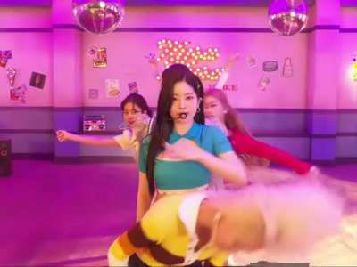 Dahyun and TWICE Kura Kura Showcase