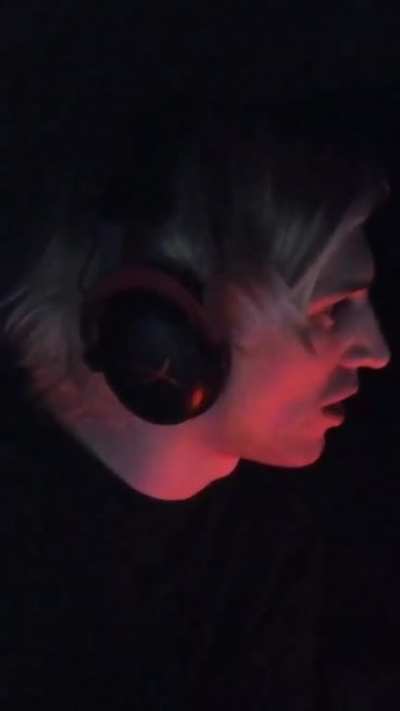xqcL 