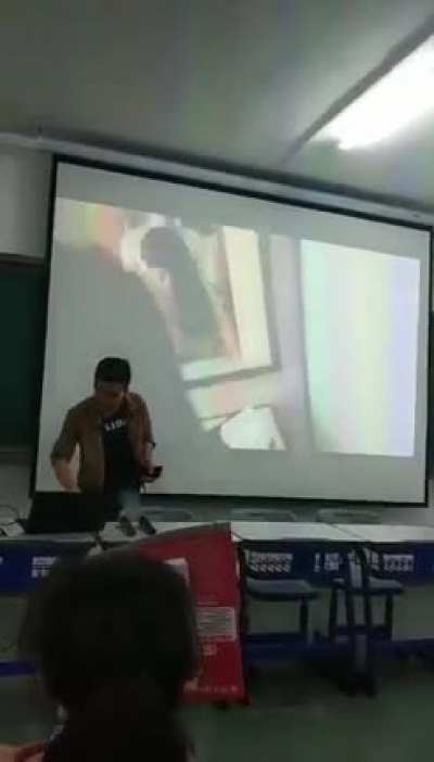 中学教师意外播放成人影片，社死
