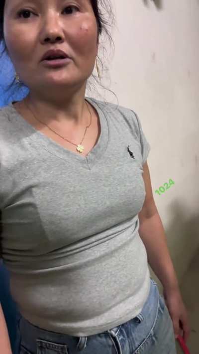 美女吐槽：<wbr>安徽宣城，<wbr>每次回家车<wbr>位都被大姐<wbr>占着，每次<wbr>都要在车库<wbr>等她下来挪<wbr>车，吵架还<wbr>吵不过她…