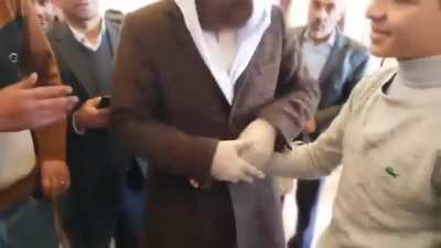 Tipe bak aq Cin çarpmış . ( kesin imamı dövmeye çalşıyor)