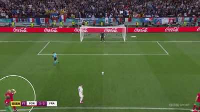 [VIDEO] Pepe telling Rui Patrício to dive to the left for Benzema's penalty, Rui Patrício dives the other way & Pepe gets angry vs France - 45+2' [UEFA Euro 2020]